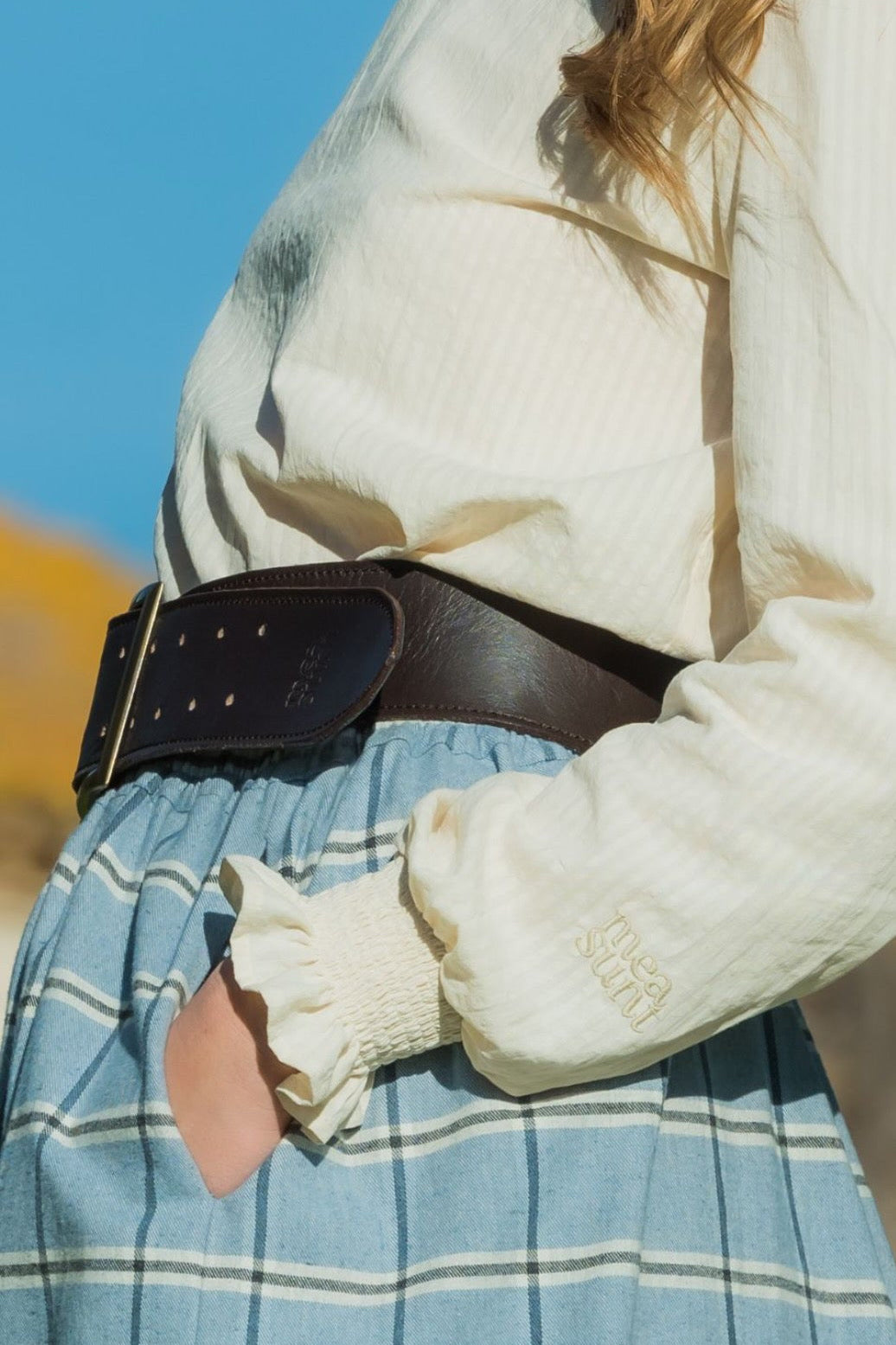 Falda Cornelia de cuadros de Gales azul cielo gris y blanco, detalle de cintura elástica y bolsillo lateral – MEASUNT