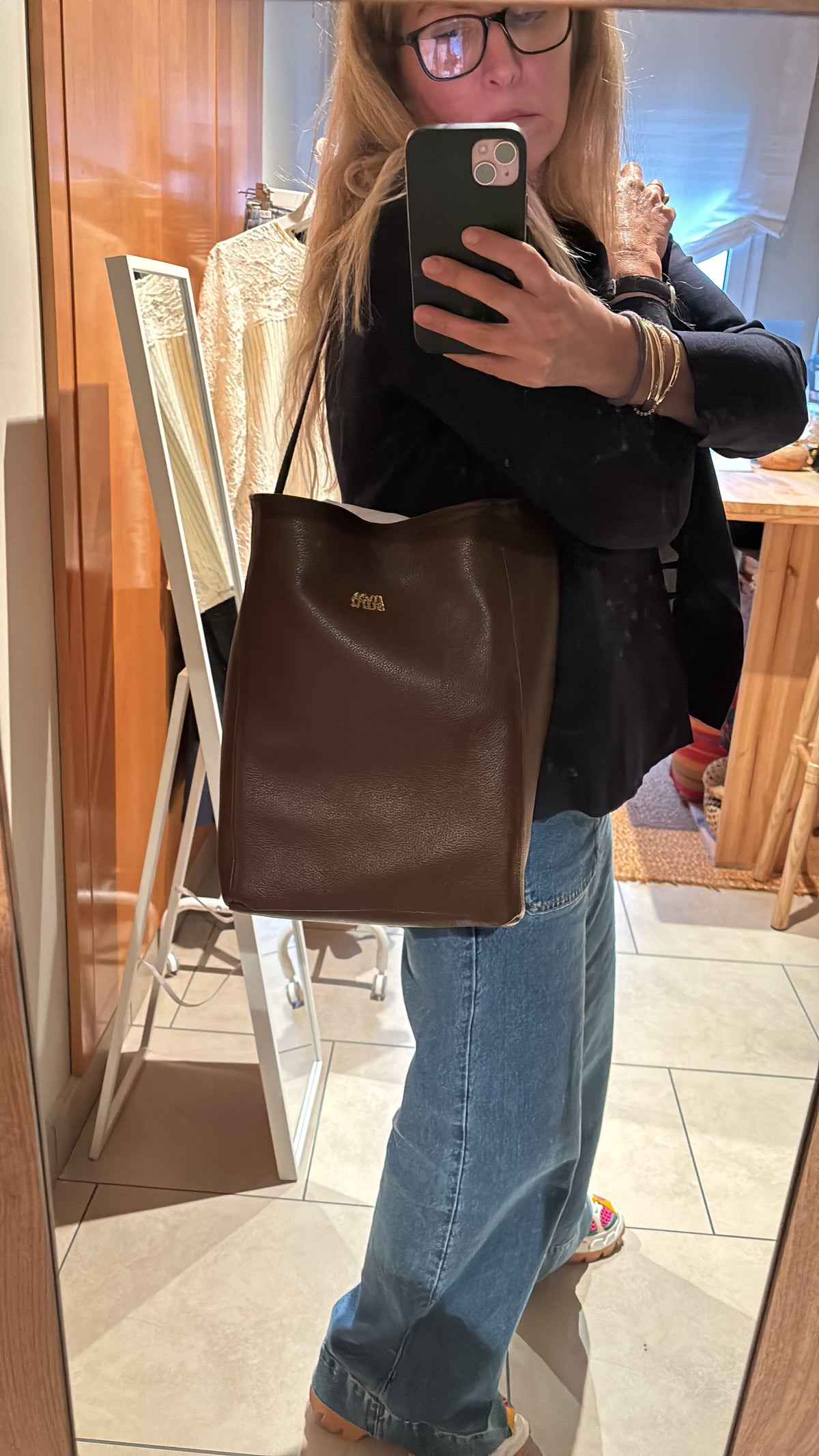 Bolso Atenea marrón llevado al hombro con conjunto vaquero – MEASUNT