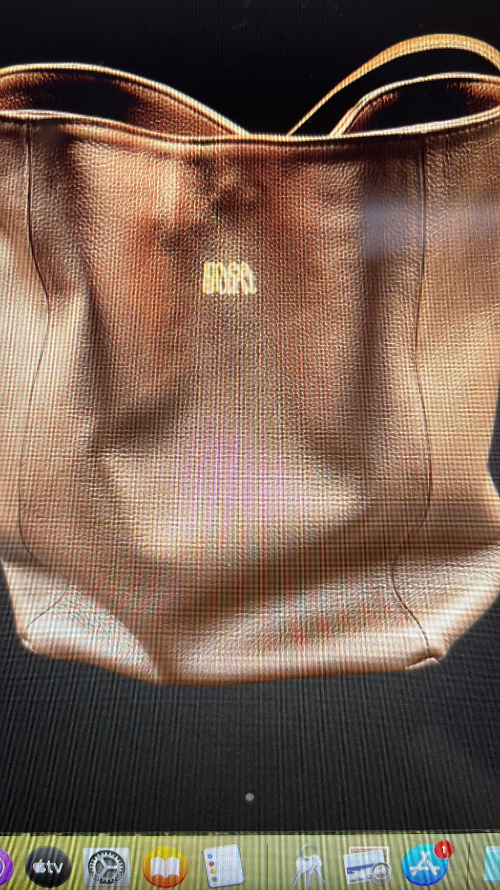 Bolso Atenea marrón detalle de la textura granulada y logotipo dorado – MEASUNT