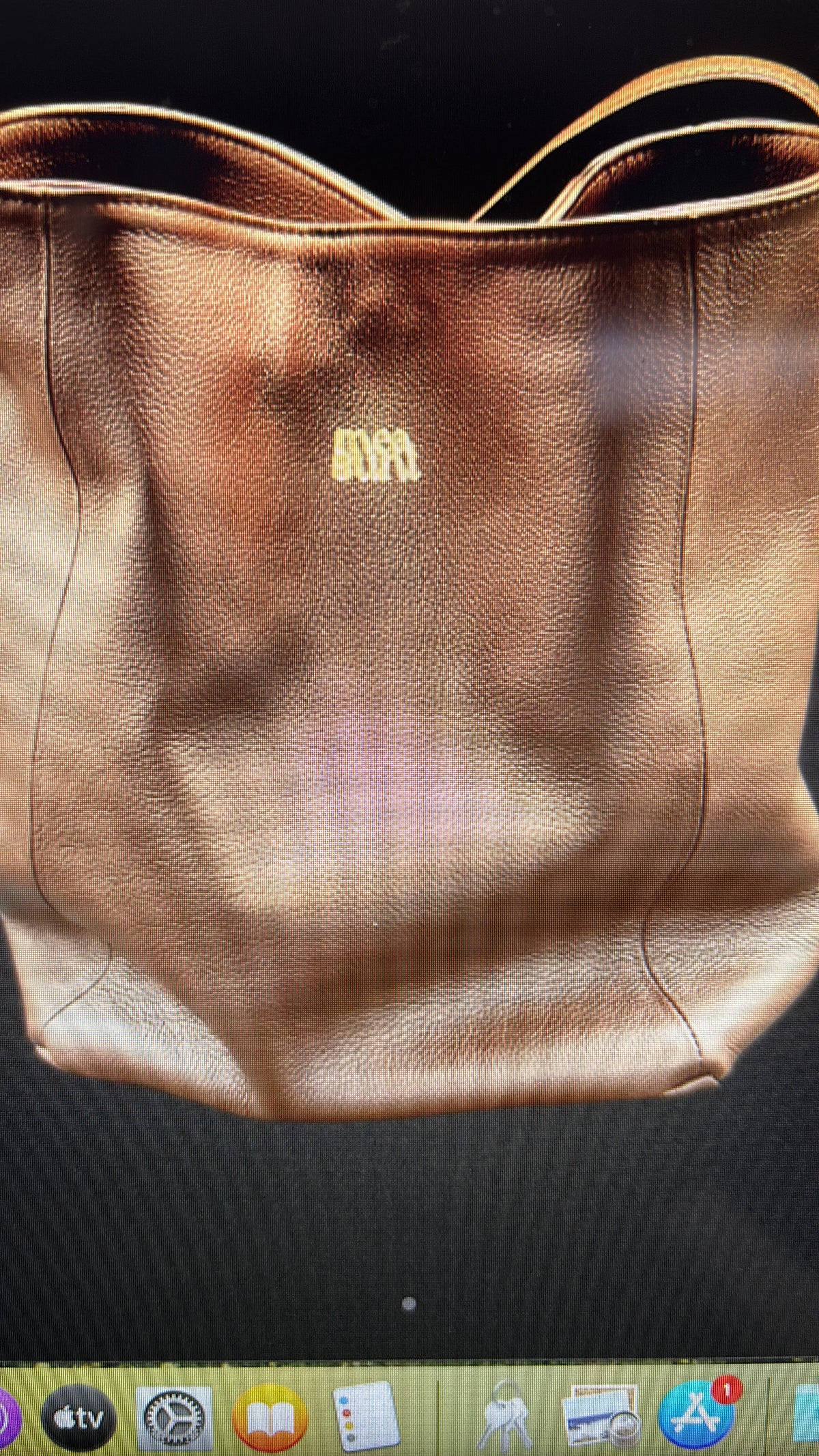 Bolso Atenea marrón detalle de la textura granulada y logotipo dorado – MEASUNT