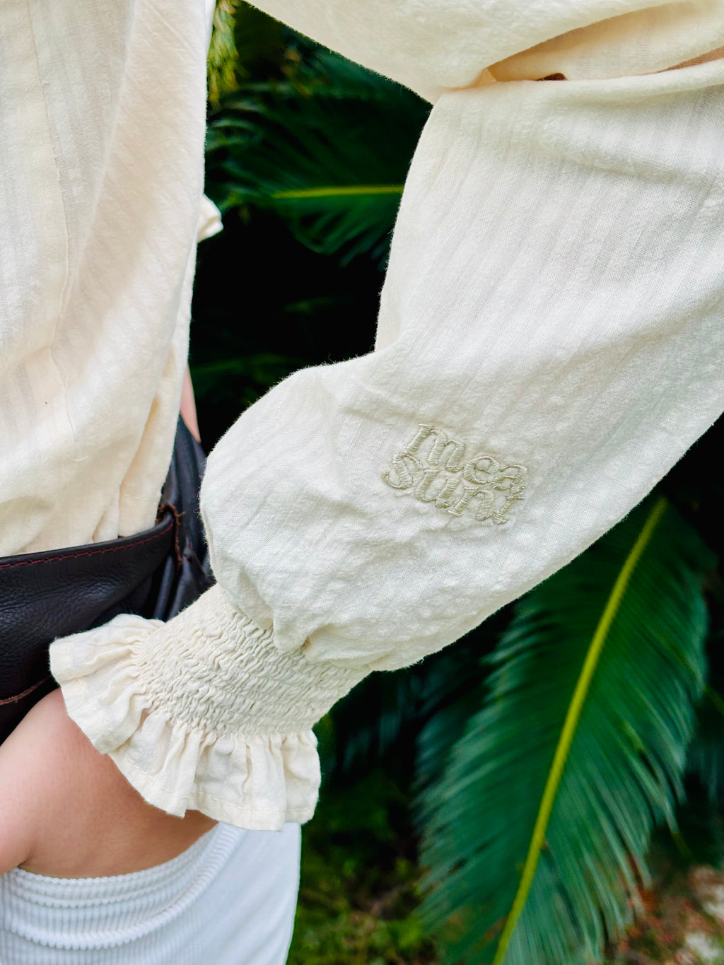 Blusa Isabella de algodón vainilla detalle del bordado en la manga y puño fruncido con volante – MEASUNT