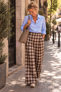 Camisa Elisa azul de corte clásico con pantalón de cuadros y bolso beige – MEASUNT
