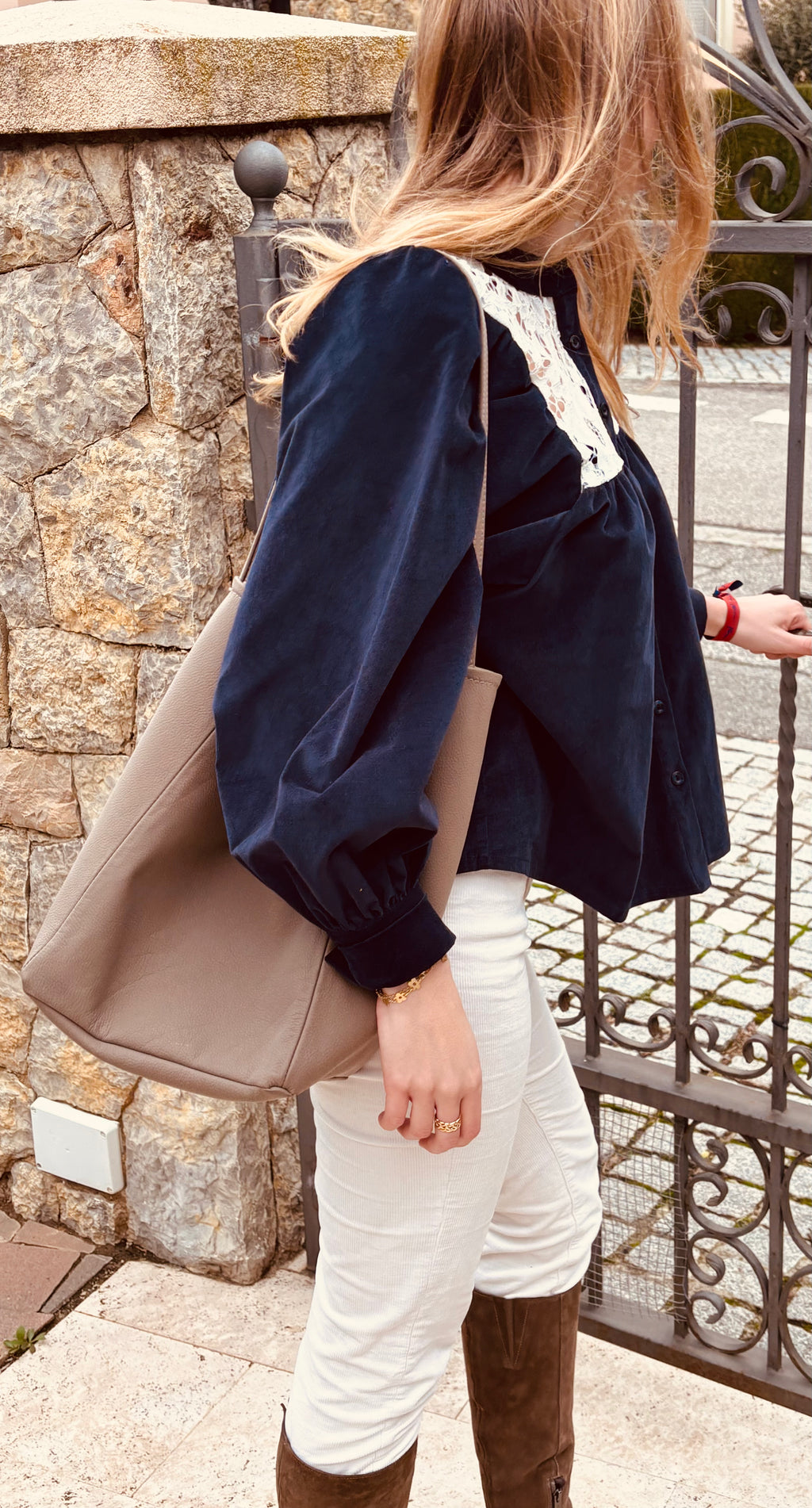 Blusa Sicilia de pana azul marino con blonda blanca