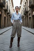 Pantalón Cristina palazzo de cuadros marrón negro y crudo con camisa azul – MEASUNT