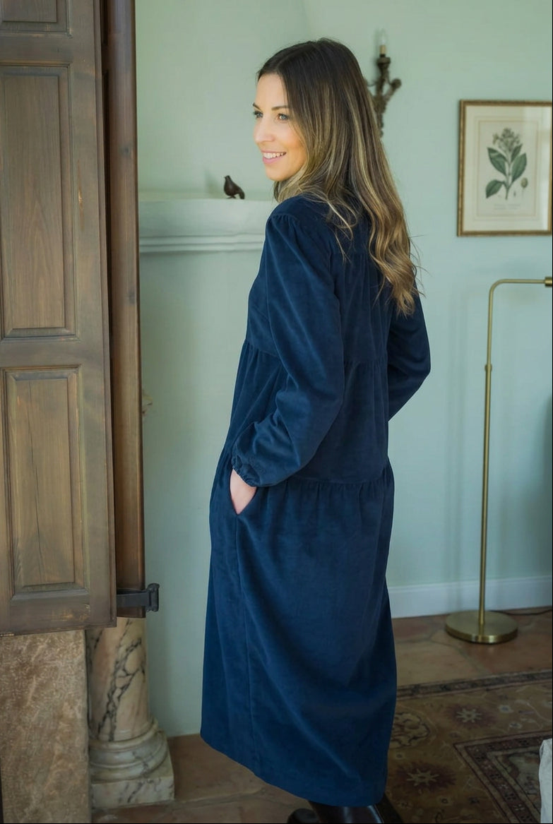 Vestido Matilde de pana azul marino, vista trasera de corte holgado y largo midi – MEASUNT