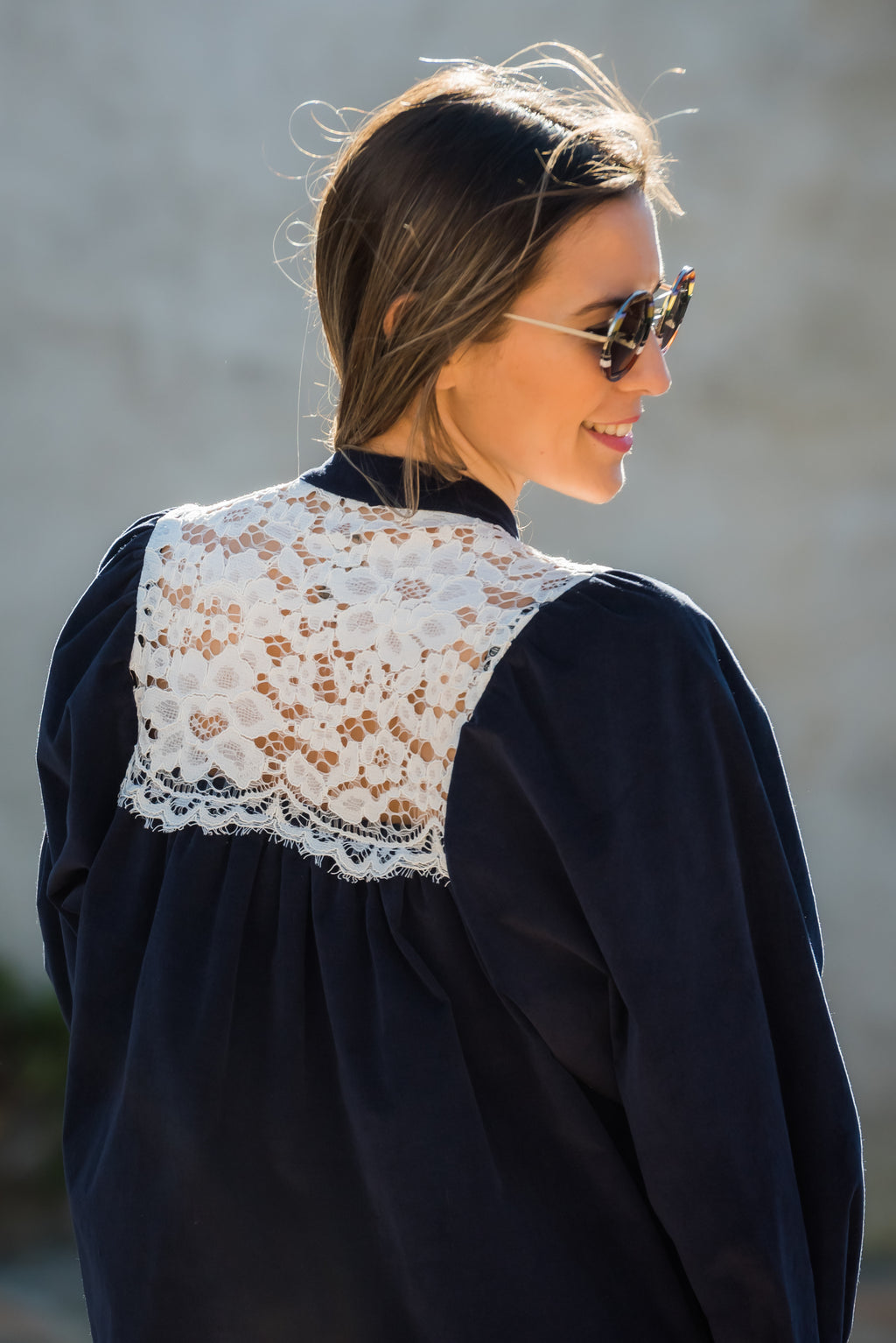 Blusa Sicilia de pana azul marino con blonda blanca