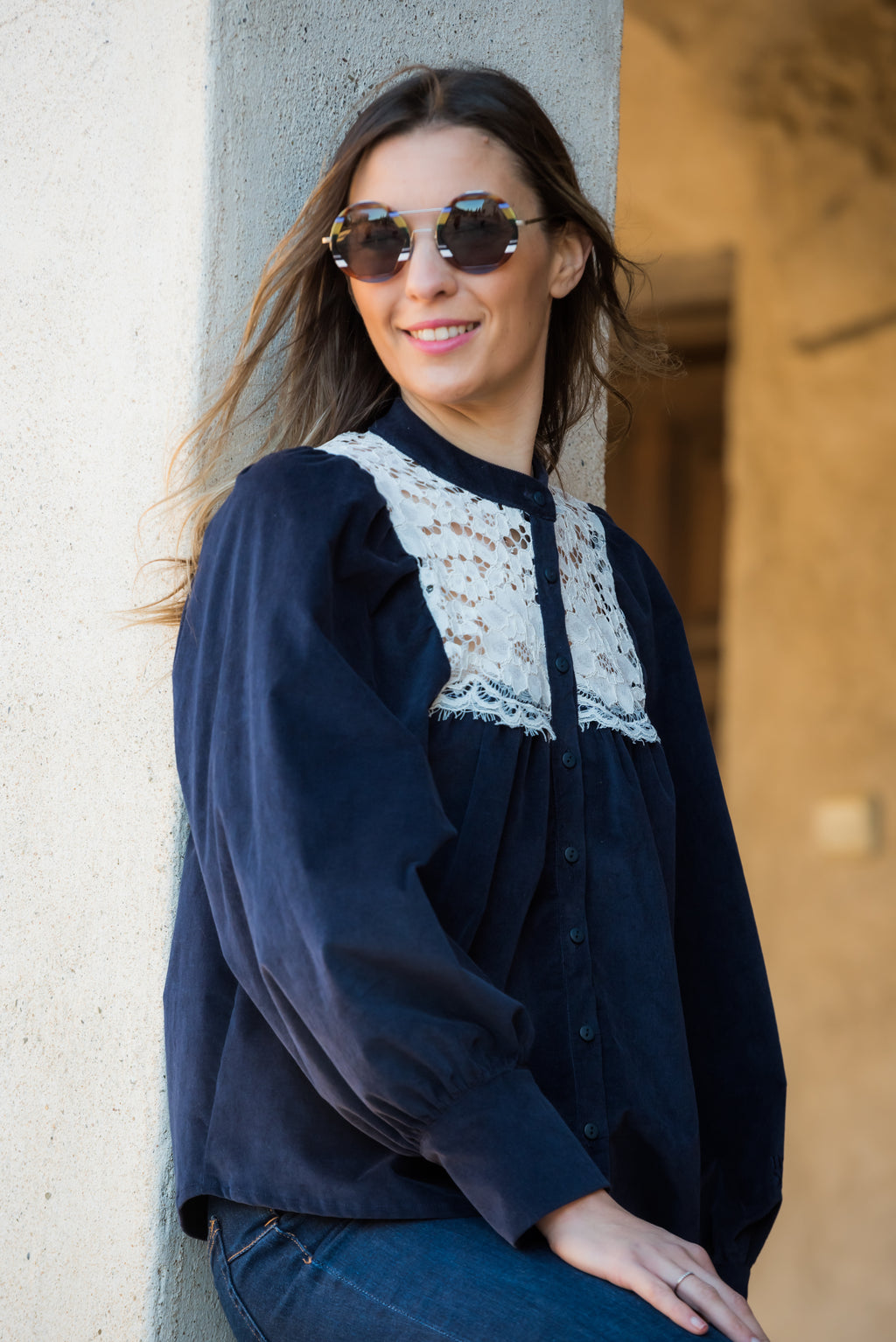 Blusa Sicilia de pana azul marino con blonda blanca