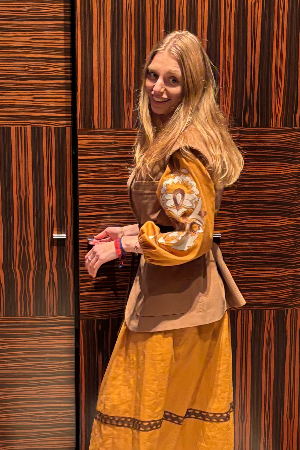 Chaleco Fiona oversize de pana camel